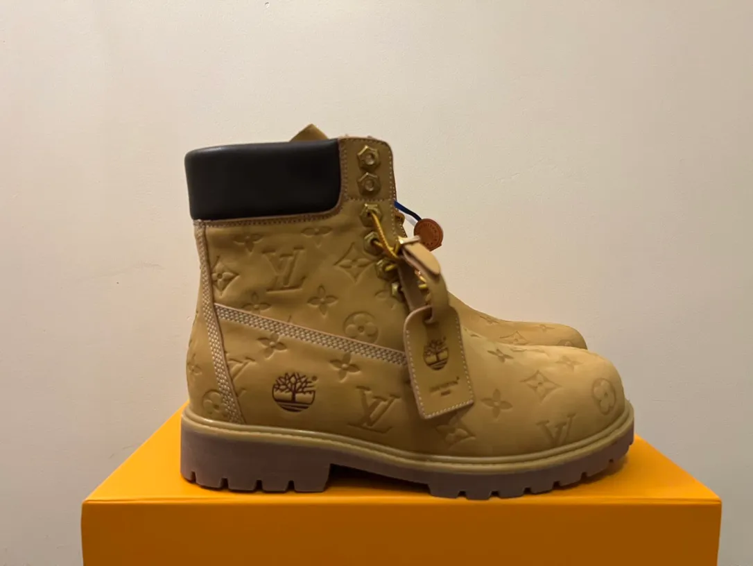 👟👟Ex-factory price 680👟👟 Men's size +10 LV x Timberland Louis Vuitton "Luxury Western" has been initially constructed, and the last link is the "shoes" that can make the style complete and communicative, so the "Shoe King of the Year" came into being. A major collaboration of the season, in a short video of only a few seconds, Fei Dong lifted the legs of his jeans to reveal a pair of classic Timberland rhubarb boots with the LV logo printed on the tongue. He then folded the tongue to reveal the Monogram logo printed on the inside. Size: 35-46